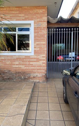 Casa à venda com 250m², 4 quartos e 2 vagas Casa à venda com 250m², 4 quartos e 2 vagasGaragem