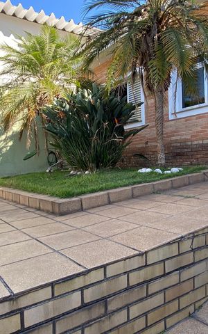 Casa à venda com 250m², 4 quartos e 2 vagas Casa à venda com 250m², 4 quartos e 2 vagasGaragem