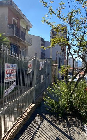 Casa à venda com 250m², 4 quartos e 2 vagas Casa à venda com 250m², 4 quartos e 2 vagasFachada