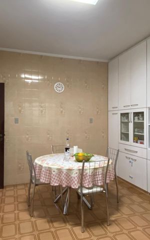 Casa à venda com 250m², 4 quartos e 2 vagas Casa à venda com 250m², 4 quartos e 2 vagasCozinha