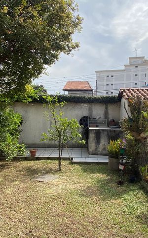 Casa à venda com 250m², 4 quartos e 10 vagas Casa à venda com 250m², 4 quartos e 10 vagasÁrea externa - Jardim