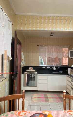 Casa à venda com 250m², 4 quartos e 10 vagas Casa à venda com 250m², 4 quartos e 10 vagasCozinha