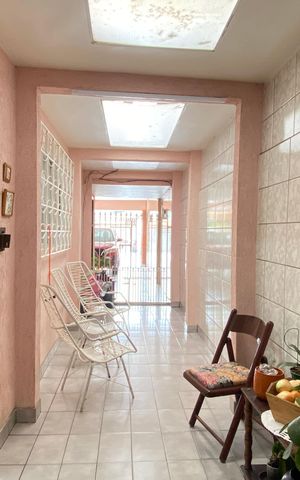 Casa à venda com 250m², 4 quartos e 10 vagas Casa à venda com 250m², 4 quartos e 10 vagasÁrea externa