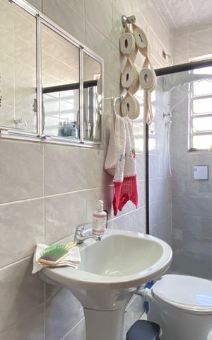 Casa à venda com 250m², 4 quartos e 10 vagas Casa à venda com 250m², 4 quartos e 10 vagasBanheiro 2
