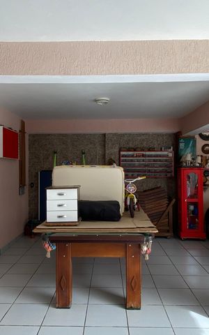 Casa à venda com 250m², 4 quartos e 10 vagas Casa à venda com 250m², 4 quartos e 10 vagasQuintal - Garagem