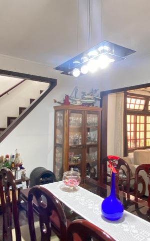 Casa à venda com 250m², 4 quartos e 10 vagas Casa à venda com 250m², 4 quartos e 10 vagas Sala de Jantar