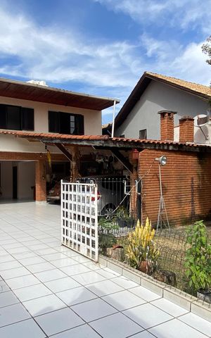 Casa à venda com 250m², 4 quartos e 10 vagas Casa à venda com 250m², 4 quartos e 10 vagasQuintal - Garagem