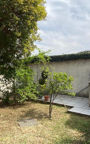 Casa à venda com 250m², 4 quartos e 10 vagas Casa à venda com 250m², 4 quartos e 10 vagasÁrea externa - Jardim