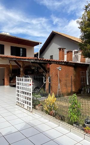 Casa à venda com 250m², 4 quartos e 10 vagas Casa à venda com 250m², 4 quartos e 10 vagasQuintal - Garagem