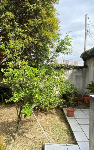 Casa à venda com 250m², 4 quartos e 10 vagas Casa à venda com 250m², 4 quartos e 10 vagasÁrea externa - Jardim