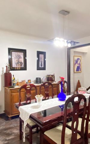 Casa à venda com 250m², 4 quartos e 10 vagas Casa à venda com 250m², 4 quartos e 10 vagas Sala de Jantar