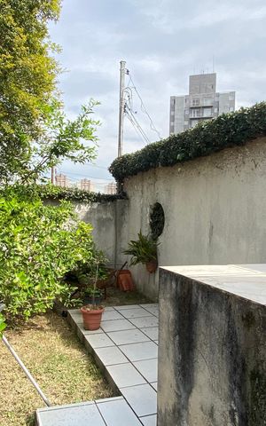 Casa à venda com 250m², 4 quartos e 10 vagas Casa à venda com 250m², 4 quartos e 10 vagasÁrea externa - Jardim