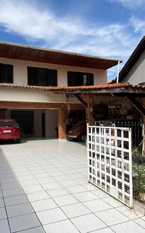 Casa à venda com 250m², 4 quartos e 10 vagas Casa à venda com 250m², 4 quartos e 10 vagasQuintal - Garagem