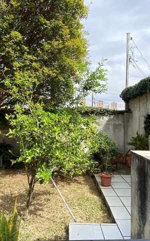 Casa à venda com 250m², 4 quartos e 10 vagas Casa à venda com 250m², 4 quartos e 10 vagasÁrea externa - Jardim