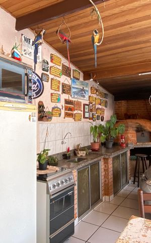 Casa à venda com 250m², 4 quartos e 10 vagas Casa à venda com 250m², 4 quartos e 10 vagasQuintal - Garagem