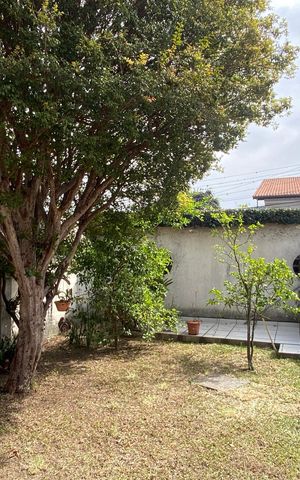 Casa à venda com 250m², 4 quartos e 10 vagas Casa à venda com 250m², 4 quartos e 10 vagasÁrea externa - Jardim