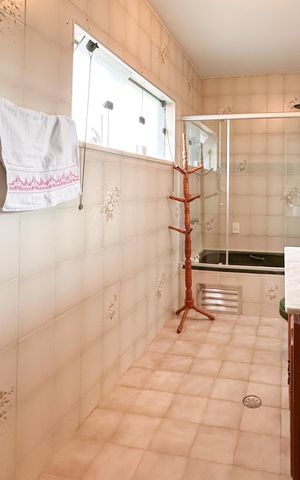 Casa à venda com 150m², 2 quartos e 3 vagas Casa à venda com 150m², 2 quartos e 3 vagasBanheiro da Suíte
