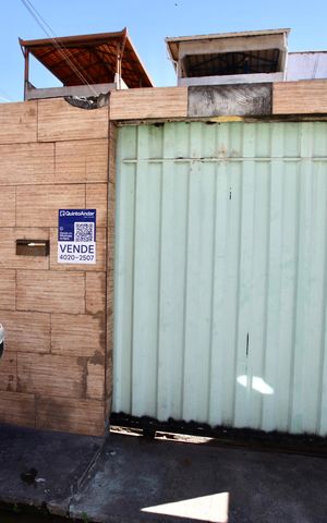 Casa à venda com 130m², 3 quartos e 4 vagas Casa à venda com 130m², 3 quartos e 4 vagasFachada