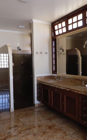 Casa para alugar com 396m², 5 quartos e 4 vagasBanheiro suite 1