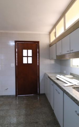Casa para alugar com 396m², 5 quartos e 4 vagasCozinha 