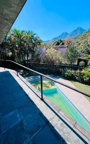 Casa à venda com 440m², 4 quartos e 2 vagas Casa à venda com 440m², 4 quartos e 2 vagasVaranda