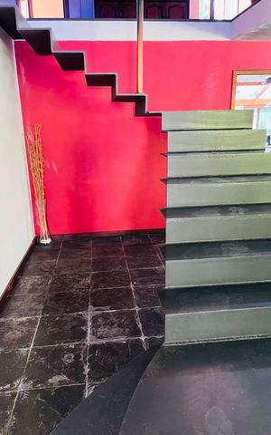Casa à venda com 440m², 4 quartos e 2 vagas Casa à venda com 440m², 4 quartos e 2 vagasEscada