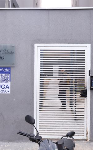 Apartamento para alugar com 37m², 2 quartos e sem vagaPlaca GRANDE instalada na fachada do condomínio, dia 03.08.2026 - Código da placa: SWRM-1332