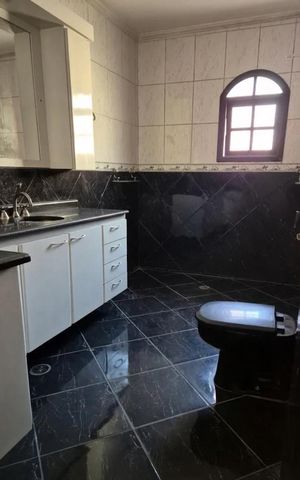 Casa à venda com 200m², 4 quartos e 2 vagasBanheiro