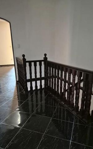 Casa à venda com 200m², 4 quartos e 2 vagasEscada