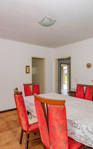Casa à venda com 300m², 4 quartos e 3 vagas Casa à venda com 300m², 4 quartos e 3 vagasSala