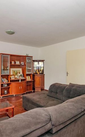 Casa à venda com 300m², 4 quartos e 3 vagas Casa à venda com 300m², 4 quartos e 3 vagasSala