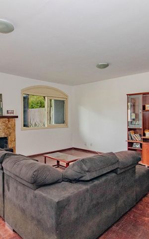 Casa à venda com 300m², 4 quartos e 3 vagas Casa à venda com 300m², 4 quartos e 3 vagasSala