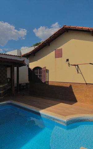 Casa à venda com 280m², 4 quartos e 4 vagasPiscina