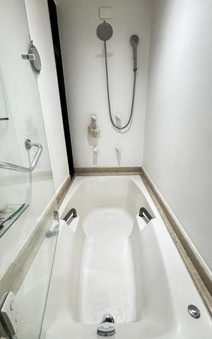 Apartamento para alugar com 320m², 4 quartos e 4 vagas Apartamento para alugar com 320m², 4 quartos e 4 vagasBanheiro da Suíte 2