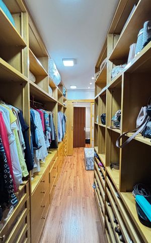 Apartamento para alugar com 320m², 4 quartos e 4 vagas Apartamento para alugar com 320m², 4 quartos e 4 vagasCloset da Suíte 2