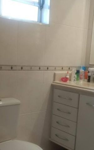 Casa à venda com 150m², 3 quartos e 2 vagas Casa à venda com 150m², 3 quartos e 2 vagasBanheiro