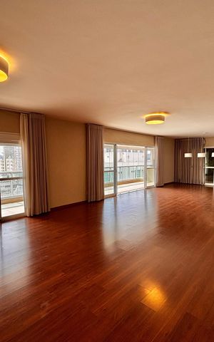 Apartamento à venda com 243m², 4 quartos e 3 vagas Apartamento à venda com 243m², 4 quartos e 3 vagasSala
