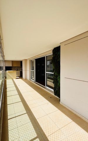 Apartamento à venda com 243m², 4 quartos e 3 vagas Apartamento à venda com 243m², 4 quartos e 3 vagasSacada