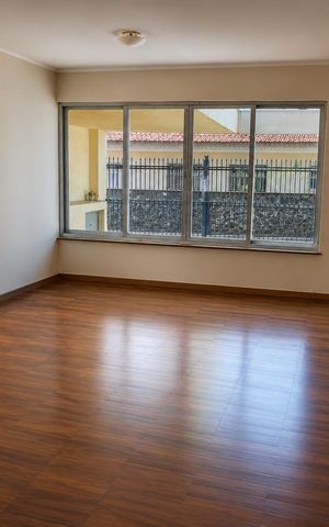 Casa à venda com 155m², 4 quartos e 3 vagas Casa à venda com 155m², 4 quartos e 3 vagasSala