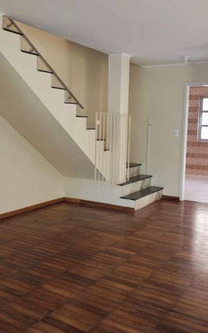 Casa à venda com 155m², 4 quartos e 3 vagas Casa à venda com 155m², 4 quartos e 3 vagasSala