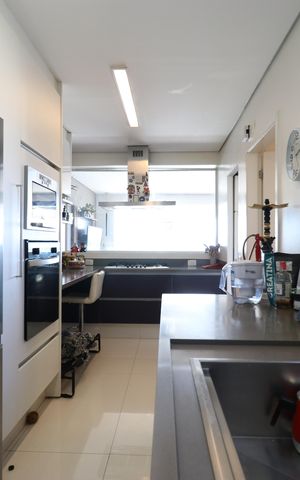 Apartamento à venda com 142m², 4 quartos e 2 vagasCozinha e Área de serviço 