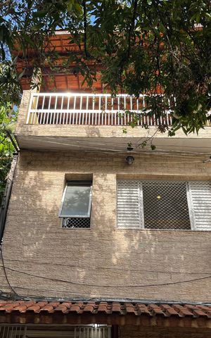 Casa à venda com 170m², 3 quartos e 2 vagas Casa à venda com 170m², 3 quartos e 2 vagasFachada