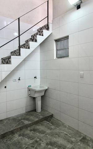 Casa para alugar com 230m², 4 quartos e 1 vaga Casa para alugar com 230m², 4 quartos e 1 vagaEscada