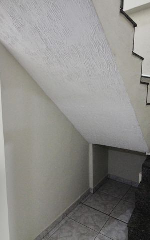Casa para alugar com 230m², 4 quartos e 1 vaga Casa para alugar com 230m², 4 quartos e 1 vagaEscada