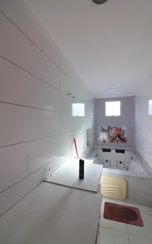 Casa à venda com 238m², 2 quartos e 2 vagasQuarto 1 - Suíte Banheiro 