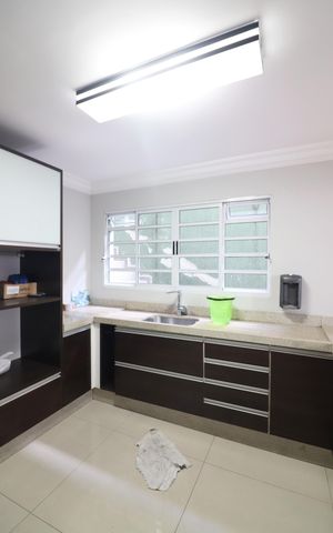 Casa à venda com 238m², 2 quartos e 2 vagasCozinha 