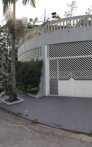 Casa para alugar com 215m², 4 quartos e 2 vagasFachada