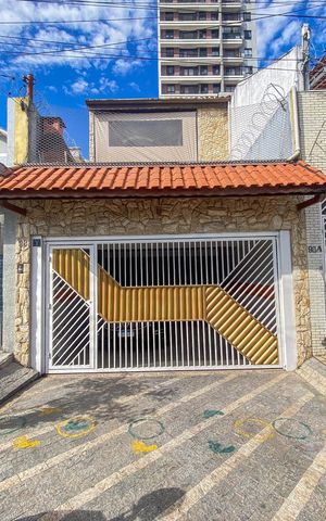 Casa para alugar com 140m², 4 quartos e 4 vagas Casa para alugar com 140m², 4 quartos e 4 vagasFachada