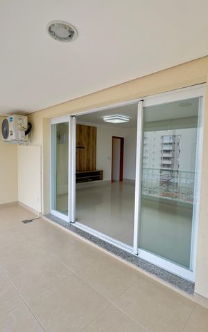 Apartamento à venda com 142m², 3 quartos e 2 vagas Apartamento à venda com 142m², 3 quartos e 2 vagasVaranda da Sala