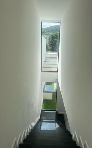 Casa à venda com 230m², 3 quartos e 2 vagas Casa à venda com 230m², 3 quartos e 2 vagasEscada